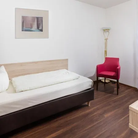 מלון Und Restaurant Landshuter Hof 3*