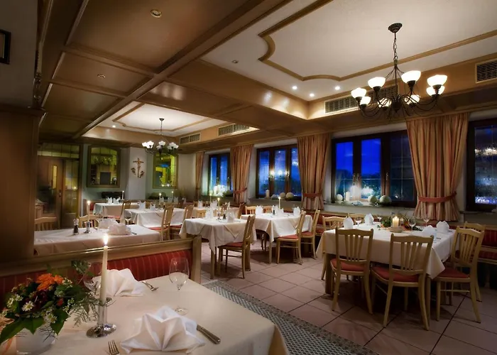 Und Restaurant Landshuter Hof 3* 兰茨胡特